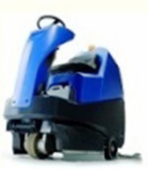 Niebiesko-czarna, samojezdna maszyna do czyszczenia podłóg z kierownicą, na białym tle.