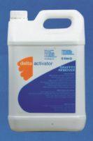 Plastikowy kanister z białego tworzywa z uchwytem, zawierający preparat Delta Activator w płynie. Na etykiecie pomarańczowe logo i niebieskie pole z napisem 'Graffiti Remover'.