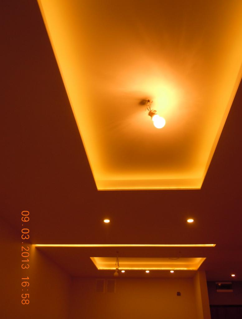Oświetlenie sufitowe z podwieszanymi elementami i punktowymi światłami, zrealizowane w mieszkaniu w Krakowie, sfotografowane 9 marca 2013.