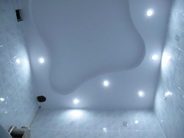 Zabudowa g-k: Sufit podwieszany z płyty karton-gips w łazience z wbudowanymi punktowymi lampami LED, widok od dołu.