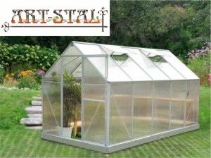 Szklarnia ogrodowa z poliwęglanu z otworami wentylacyjnymi w dachu, na trawniku, widoczne schodki z kamienia i zieleń w tle, logo producenta w lewym górnym rogu.