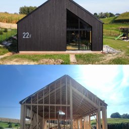 PRECYZJA - Dwa ujęcia domu w Jastrzębiu-Zdroju: górne przedstawia budynek z czarną, drewnianą elewacją i dużym oknem, z numerem '22F' na ścianie, dolne ukazuje szkieletową konstrukcję domu z drewnianych belek...