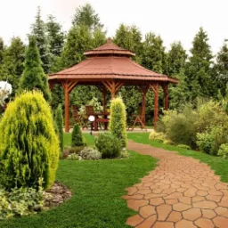 Ogród z altaną z brązowym, wielopoziomowym dachem, ścieżką z nieregularnych płyt kamiennych i zadbanym trawnikiem otoczonym różnorodną roślinnością.