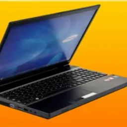 Otwarty czarny laptop Samsung z widocznym ekranem i klawiaturą, ustawiony pod kątem na pomarańczowo-żółtym tle.