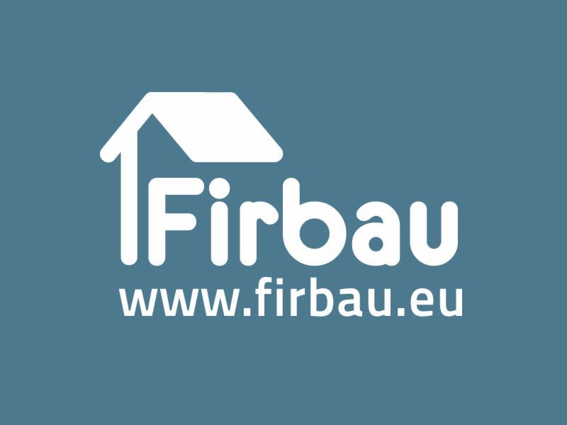 Białe logo firmy budowlanej Firbau z ikoną domu i adresem strony internetowej www.firbau.eu na niebieskim tle.