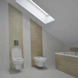Wykończona łazienka na poddaszu z białą armaturą, mozaiką w odcieniach beżu i dużym oknem dachowym, dająca wrażenie przestronności i jasności.