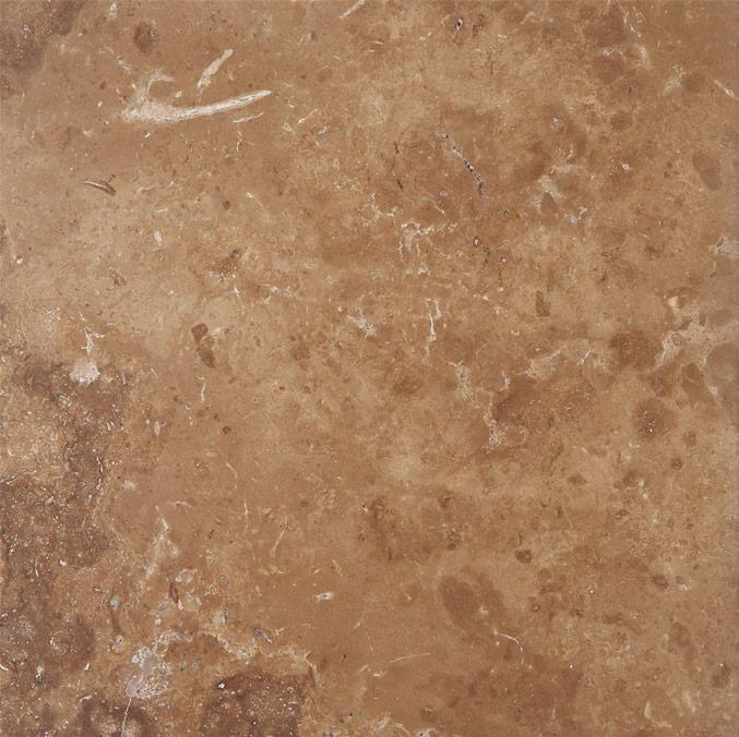 Płytka z trawertynu w odcieniach brązu z widoczną naturalną strukturą i porowatością.