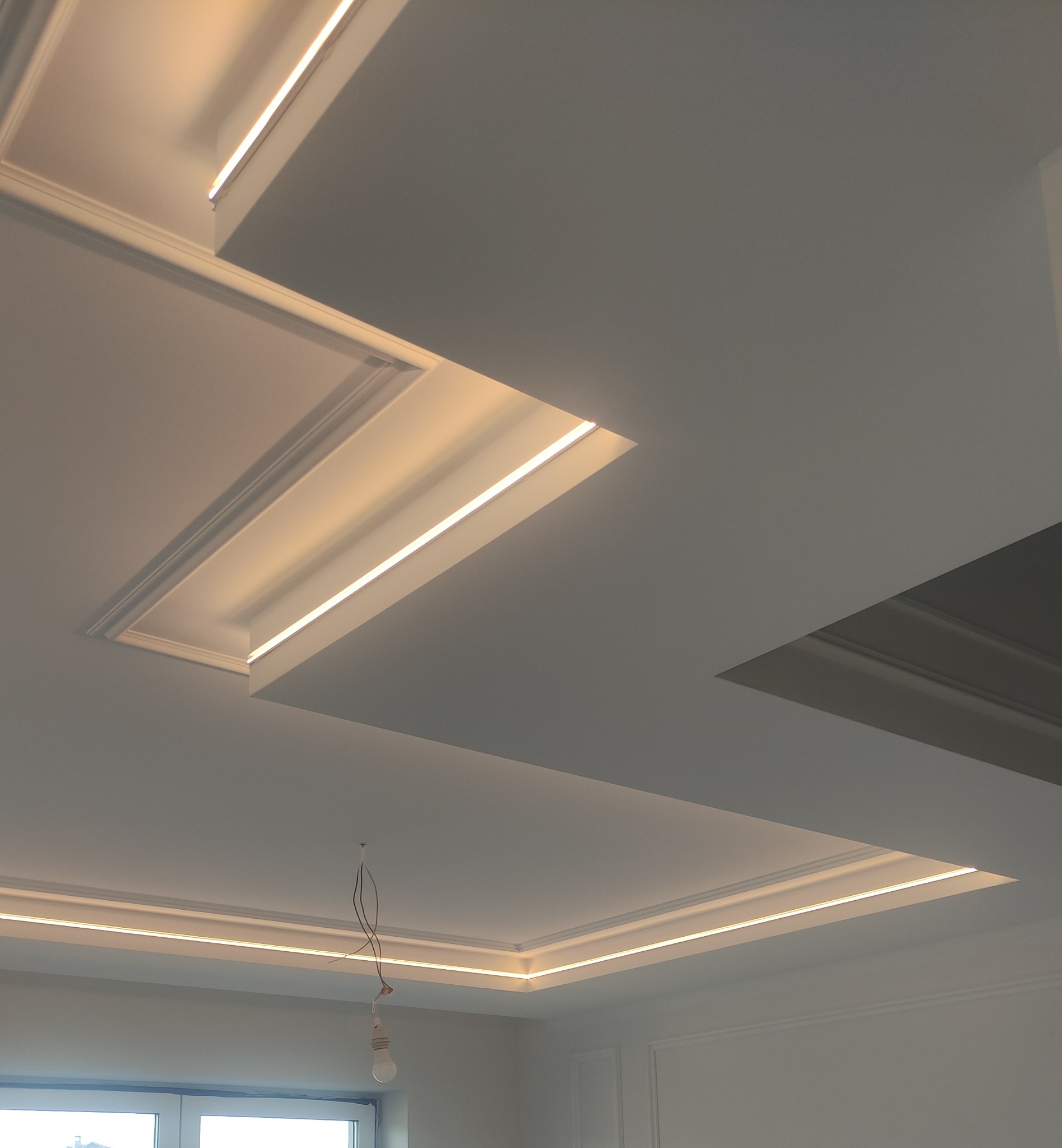 Oświetlenie dekoracyjne sufitu.