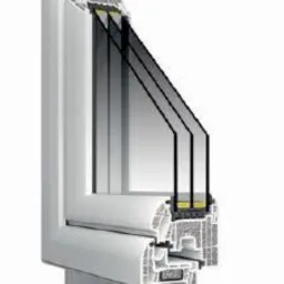 Przekrój ramy okiennej z widocznymi komorami i uszczelkami, prezentujący technologię izolacji termicznej.