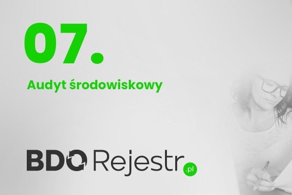 Grafika z numerem 07 w kolorze zielonym, napisem Audyt środowiskowy, logo BDO Rejestr.pl oraz niewyraźnym zarysem kobiety piszącej coś na kartce.