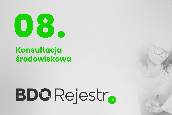 Grafika reklamowa BDO Rejestr z hasłem 'Konsultacja środowiskowa' oraz numerem 08, z rozmytą sylwetką kobiety w okularach piszącej na dokumentach w tle.