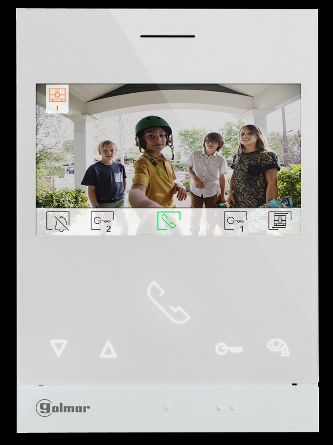 Biały wideodomofon Golmar wyświetlający obraz czterech uśmiechniętych dzieci stojących na werandzie domu.