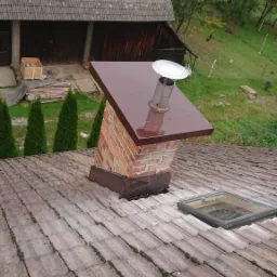 Montarz wyłazu dachowego +malowanie czapki na kominie