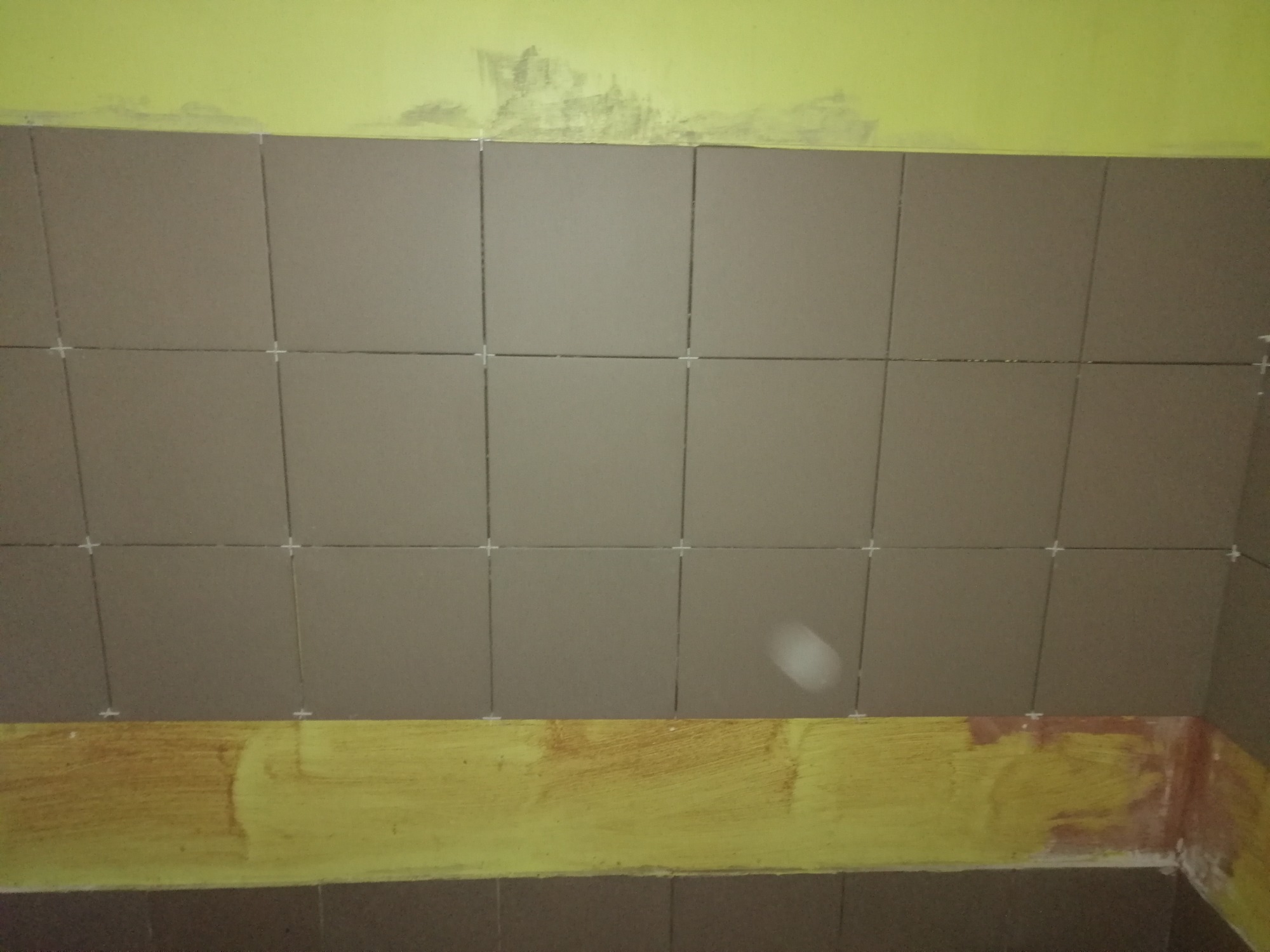 wykładanie-klejenie płytek na ścianie