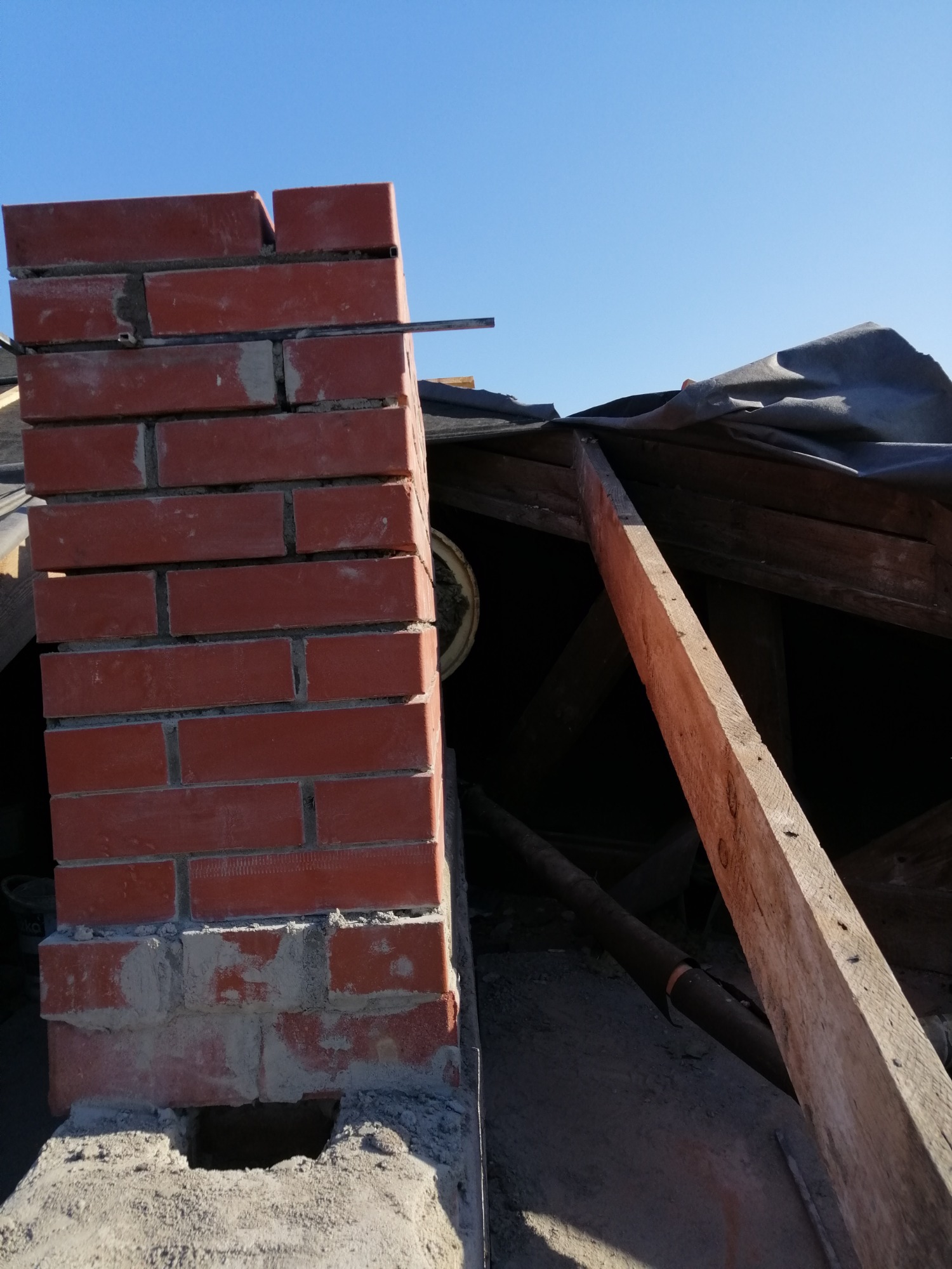 ten sam komin w remoncie