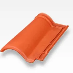 Pojedyncza dachówka ceramiczna w kolorze ceglastym, ułożona na jasnym tle, prezentująca jej kształt i detale wykończenia.