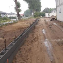 Nowy sposób wykonywania fundamentu pod ogrodzenie-pustaki do zalewania betonem zbrojone poziomo na każdej warstwie oraz pionowo