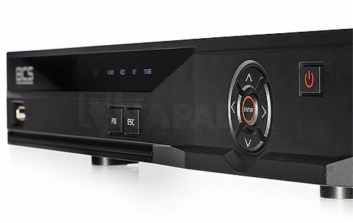 Czarny rejestrator cyfrowy BCS-DVR16 z widocznymi przyciskami nawigacyjnymi i włącznikiem, ustawiony na metalowych nóżkach na białym tle.