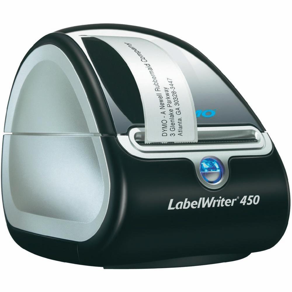 Drukarka etykiet Dymo LabelWriter 450 w kolorze czarno-srebrnym, z widoczną etykietą z adresem firmy Dymo, oświetlona niebieskim światłem z przycisku zasilania.