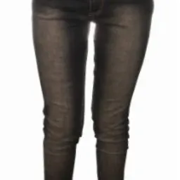 Damskie jeansy rurki w odcieniach szarości i czerni, stylizowane na sprane, z drobnymi marszczeniami wzdłuż nogawek, zestawione z jasnym swetrem i czarnymi butami typu Mary Jane.