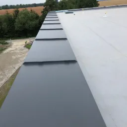 Opierzeniem attyki dachu płaskiego