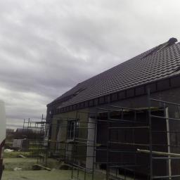 dach pokryty dachówką ceramiczną rynna ukryta  z o okładziną w technologii rąbka rzemieślniczego 