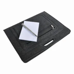 Szary filcowy organizer z przegródkami, notatnikiem w kratkę i srebrnym długopisem