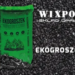 Worek zielonego ekogroszku 25 kg marki WIXPOL na tle węgla, z wyraźnym logo firmy i informacjami o kaloryczności, granulacji, popiele i spiekalności.
