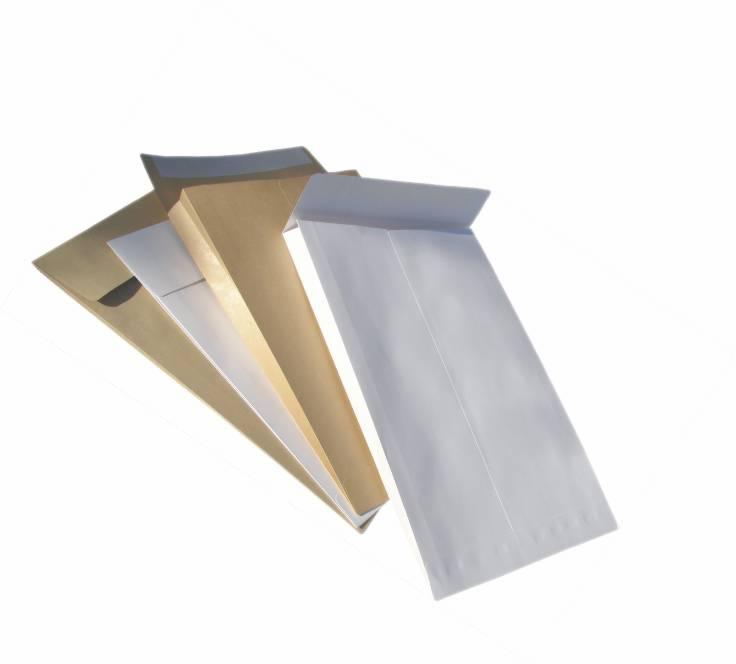 Stos kopert w odcieniach brązu, beżu i bieli, ułożonych pod kątem na białym tle, z widocznymi klapkami do zaklejania.