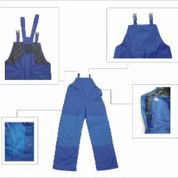 Niebieskie ogrodniczki robocze z detalami: regulowane szelki, kieszeń na nogawce, wzmocnienia na karczku, wykończenie z podszewką i zapięcie na guziki.