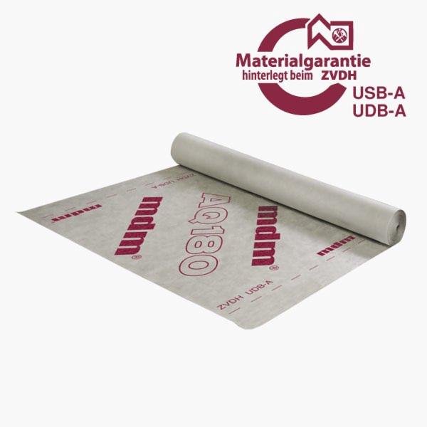 Rolka membrany dachowej MDM AQ180 z widocznym nadrukiem i logo producenta, umieszczona na rozłożonym fragmencie membrany na jasnym tle.