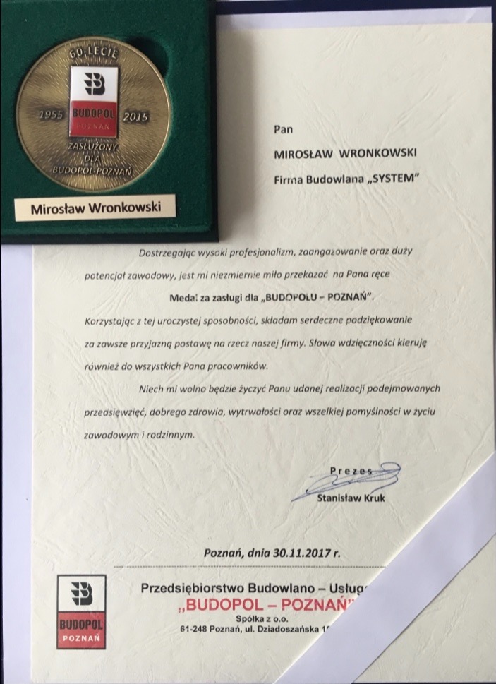 Medal 'Zasłużony dla Budopol Poznań' w zielonym etui, obok list gratulacyjny dla Mirosława Wronkowskiego, właściciela firmy budowlanej SYSTEM, z podziękowaniami za profesjonalizm i zaangażowanie...