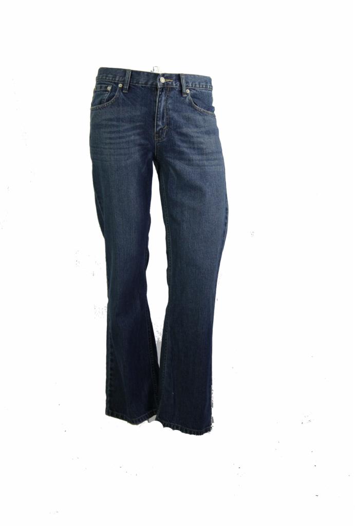 Para ciemnych dżinsów z rozszerzanymi nogawkami, prezentowana na białym tle, z widocznymi detalami szwów i kieszeni.