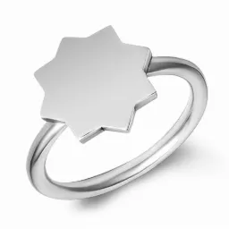 Błyszczący, srebrny pierścionek z geometrycznym, ośmioramiennym elementem centralnym na białym tle.