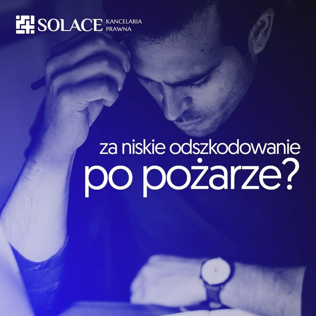 Zamyślony mężczyzna z długopisem w dłoni, siedzący przy biurku, na pierwszym planie napis: za niskie odszkodowanie po pożarze? Reklama kancelarii prawnej Solace z Gdańska.