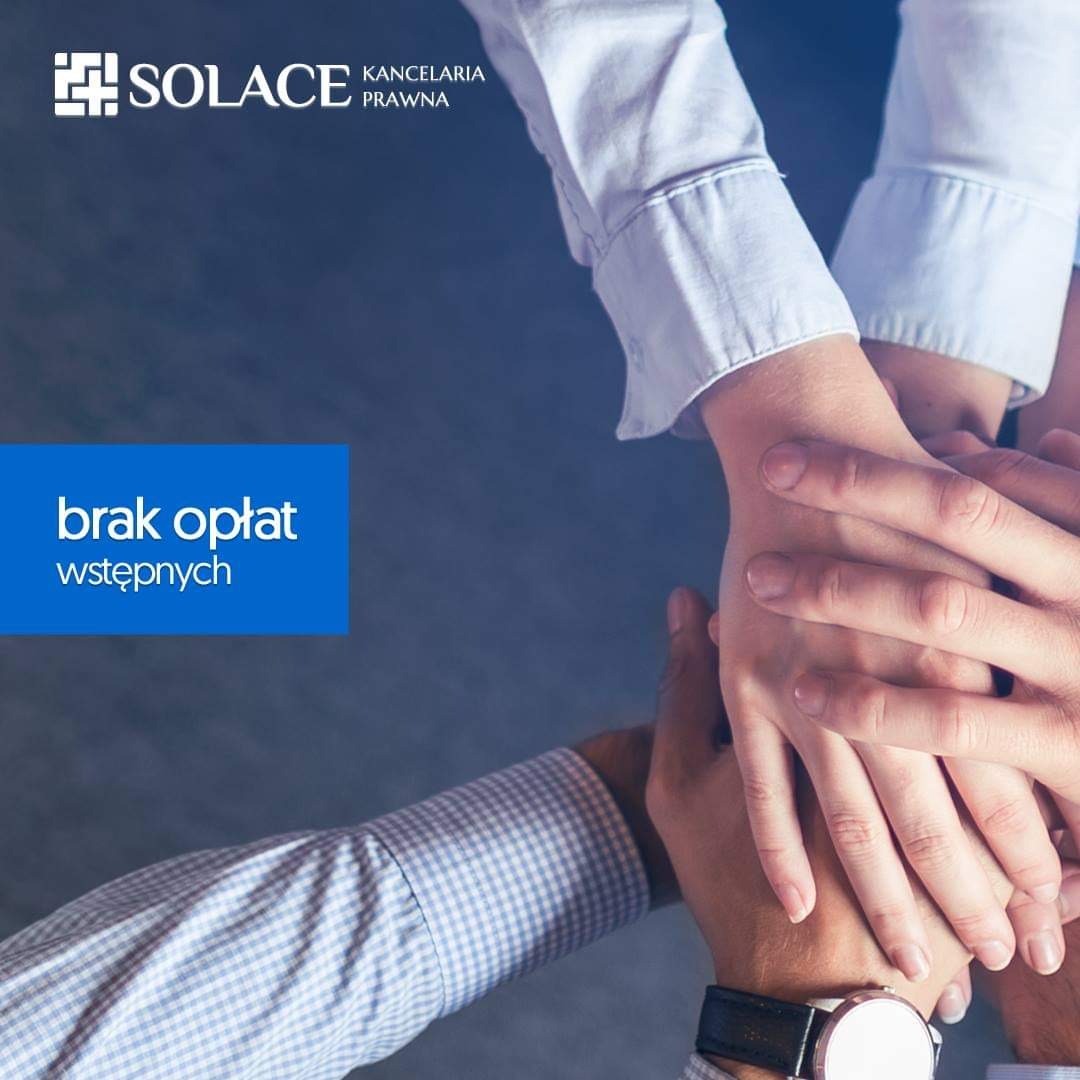 Dłonie kilku osób ułożone jedna na drugiej, symbolizujące współpracę, z widocznym logo kancelarii prawnej Solace i informacją o braku opłat wstępnych.