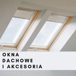 Dwa okna dachowe z jasną drewnianą ramą i roletami zamontowane w białym skośnym suficie, widok z dołu.