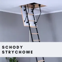 Rozkładane schody strychowe z drewnianymi szczeblami i czarną metalową konstrukcją, zamontowane w białym suficie na tle szarej ściany.