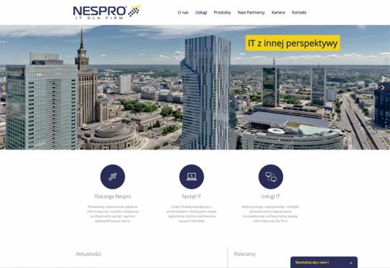 Strona internetowa firmy NESPRO IT DLA FIRM z panoramą Warszawy w tle. Widoczne budynki, w tym Pałac Kultury i Nauki oraz nowoczesne wieżowce.