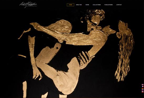 Zrzut strony internetowej artysty z abstrakcyjną, złotą grafiką przedstawiającą parę na czarnym tle. Widoczne menu nawigacyjne i stopka z flagami językowymi.