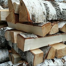 Brzoza sezonowana – równe, suche szczapy. Dostawa drewna opałowego w całym woj. łódzkim.