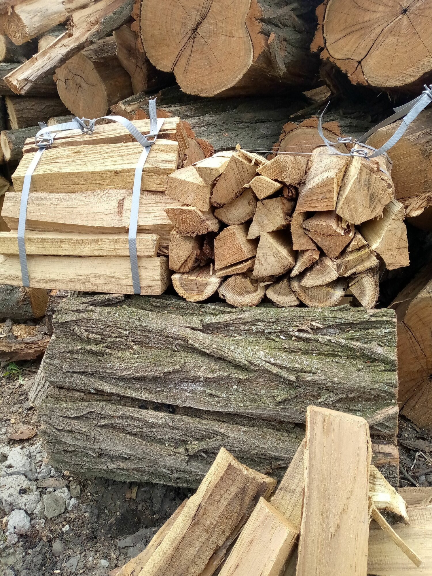 Drewno opałowe: buk, dąb, grab, brzoza – suche, twarde szczapy do kominka i pieca.