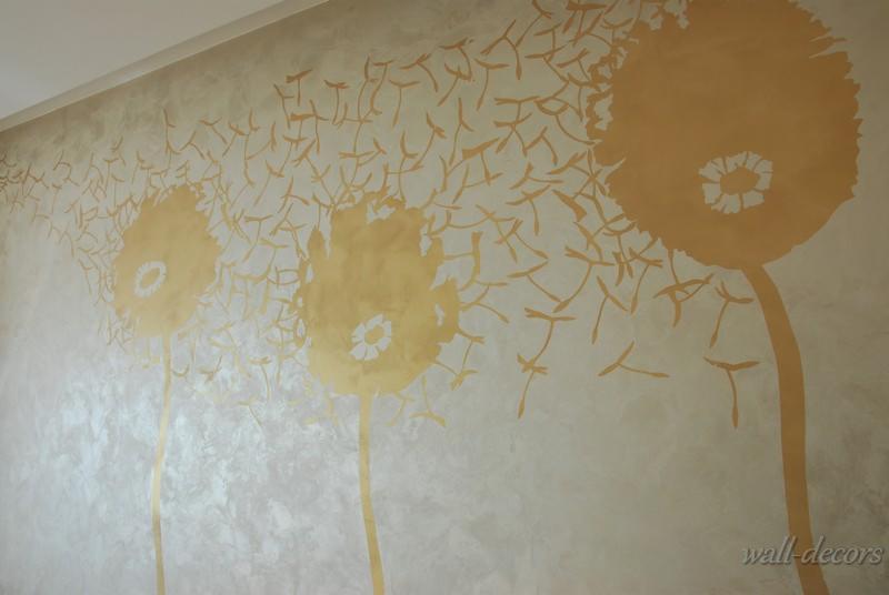 Dekoracyjna ściana z motywem dmuchawców w odcieniach beżu i złota, wykonana w Aleksandrowie Łódzkim. Efektowna aranżacja wnętrza.