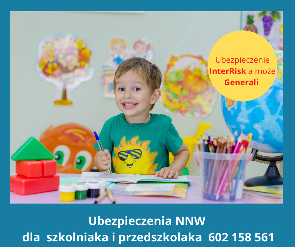 Uśmiechnięty chłopiec w zielonej koszulce ze słońcem rysuje niebieskim długopisem w zeszycie, na biurku kolorowe kredki, farby, globus i zabawki.