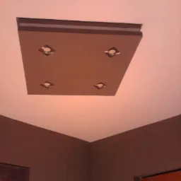 Sufit podwieszany z zabudowy gipsowo-kartonowej w kolorze brązowym z czterema punktami świetlnymi, widok z dołu.