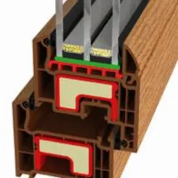 Przekrój okna PCV z profilem w kolorze imitującym drewno, ukazujący wielokomorową budowę i izolację.