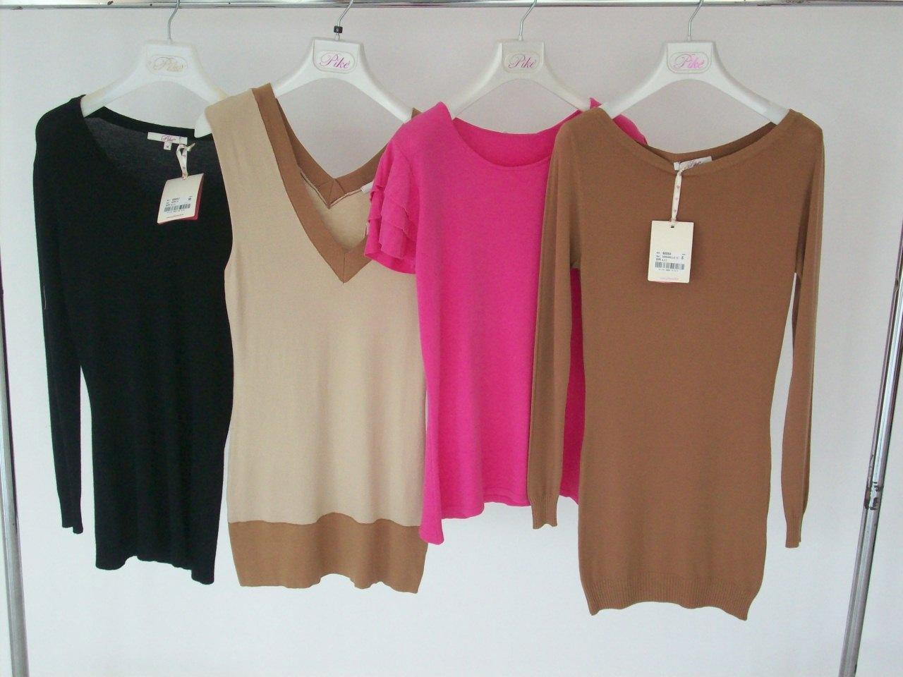 Cztery swetry damskie na wieszakach: czarny, beżowy z brązowym wykończeniem, różowy z falbankami i brązowy, widoczne metki.