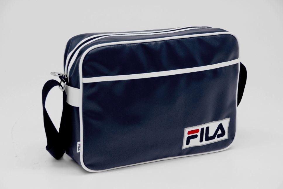 Granatowa torba sportowa marki FILA z białymi paskami i logo, widoczna na białym tle, dostępna w ofercie firmy z Warszawy.