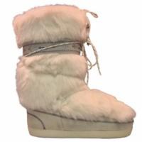 Białe, futrzane buty zimowe dziecięce z sznurowadłami, stylizowane na śniegowce, z widocznym logo na pasku wokół kostki.