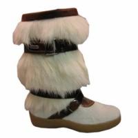 Dziecięcy but zimowy trekingowy w stylu włoskim, z białym futerkiem i brązowymi paskami, widok z boku na jasnym tle.